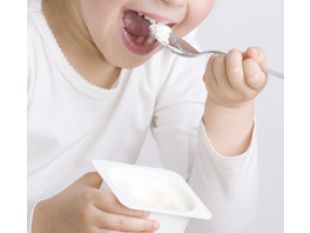 Mélanger: avec quelle main l’enfant mélange t-il son chocolat dans son lait ?   La préparation du gâteau ?  Le sucre dans le yaourt ?